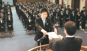 職員たち春の誓い 佐賀、県や各市町で辞令交付式