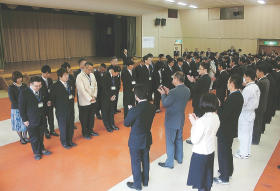 ２０７人、行政のプロへ第一歩／県庁で入庁式