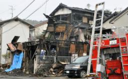 北九州で民家２棟全焼、２人死亡 お年寄り夫婦か