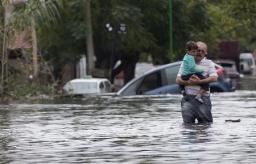 洪水で５２人死亡 アルゼンチン首都