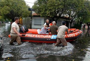 アルゼンチンの集中豪雨・洪水、死者４９人に