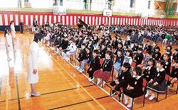 新１年生、背筋ピーン 大阪で公立小入学式