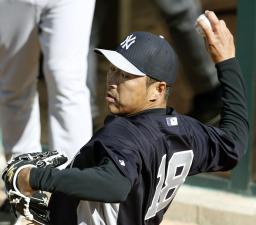 右手打撲の黒田が投球練習