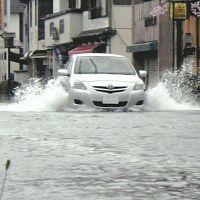 猛烈低気圧、暴風雨で交通乱れる