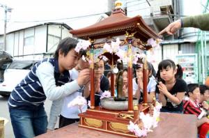 甘茶かけ釈迦誕生祝う