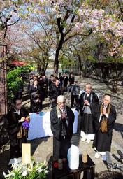 祇園暴走事故１年、勤務先の呉服店が現場で法要