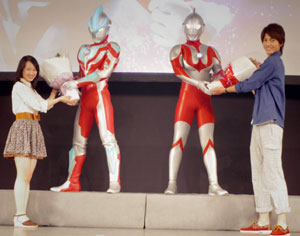 初代と最新ギンガ 仲良くお祝い ウルトラマンの円谷プロ創立５０周年