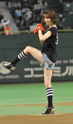 米倉涼子“生足”始球式 ノーバウンド投球で「今度はストライク！」