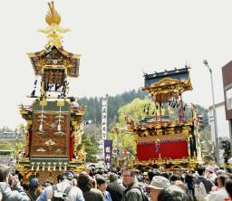 春の高山祭 祭屋台の引き回し