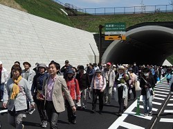 圏央道:開通前に３３００人がウオークラリー ／千葉