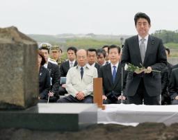 首相「遺骨帰還事業を推進」 硫黄島と父島視察