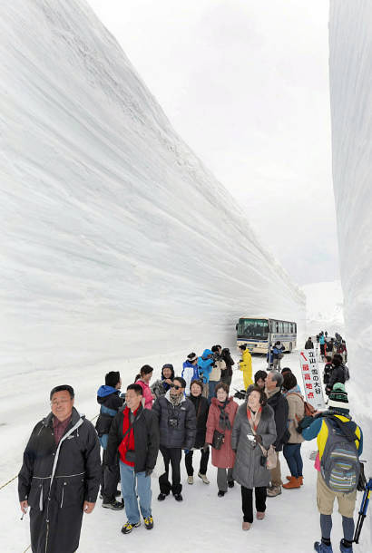 天の白壁 高いなぁ アルペンルート全通