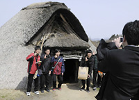 三内丸山遺跡に修学旅行生第1陣