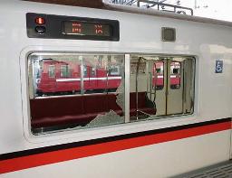 すれ違い時、電車の窓割れる 京急線、乗客２人けが