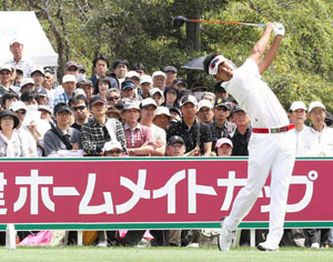 松山デビュー戦 １打差４位発進