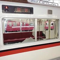 京急線電車すれ違い時に窓割れる、２人けが