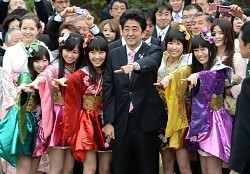 桜を見る会:安倍首相、上機嫌…ももクロとポーズ決める