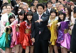 花はまた咲く＝「ももクロ」らと桜見る会－安倍首相