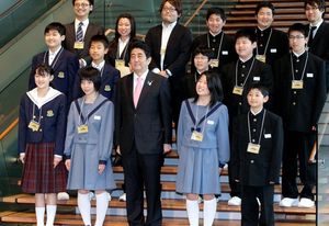 福島の中学生、官邸訪問 突然の首相登場に「びっくり」