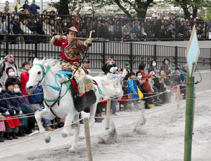 隅田公園に武者駆ける 勇壮な流鏑馬 ２万５０００人見物