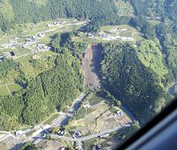 地滑り４回、山肌えぐる