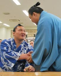 蒼国来が力士会出席 白鵬「よう耐えた」