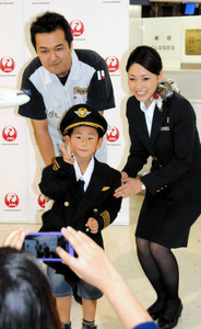 子ども機長が誕生！？ 成田空港でＪＡＬイベント