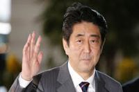 安倍首相、ロシアと中東３か国歴訪へ出発