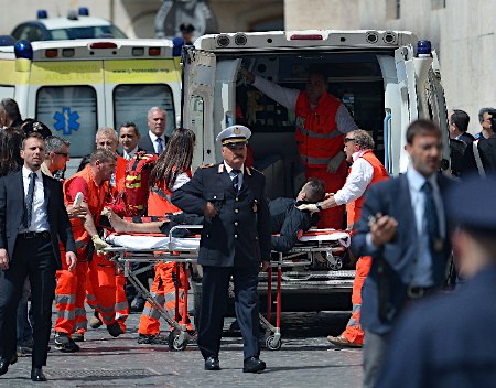 イタリア首相府前で発砲 警官ら３人負傷、男を拘束