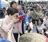 飲みっぷり２６人競う 赤岡海浜でどろめ祭り