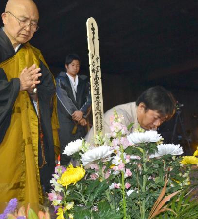 関越道高速バス事故から１年 遺族が現場で冥福祈る