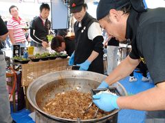 食の王座決定戦 家族連れら舌鼓