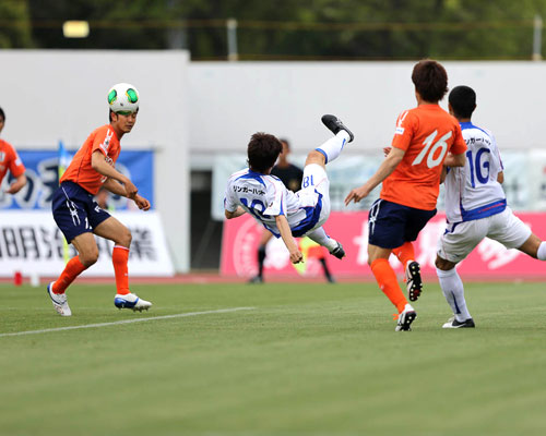 長崎 6勝目で 3位愛媛を 2-0下す