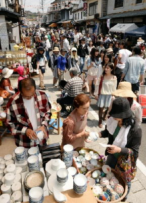 有田、繊細な絵付け手に品定め