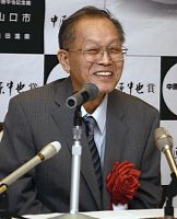 細田さんに中也賞贈呈