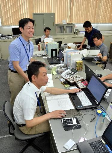 節電の夏に向けクールビズ