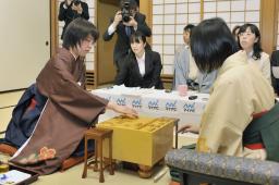 将棋の里見が女流５冠＝史上初、２１歳で達成