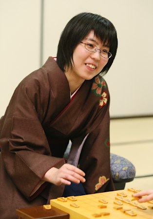 里見、史上初の女流五冠 将棋女王を奪取