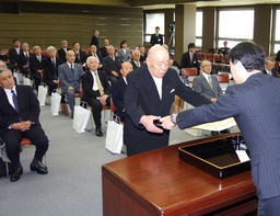 長年の功績たたえる／県庁で春の叙勲伝達式