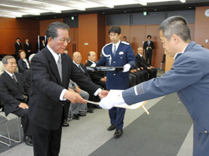 大津で春の褒章・叙勲伝達式