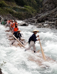 スリルと景観満喫 北山村のいかだ下り