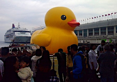 香港に巨大ダック