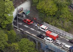 名神高速・大津トンネル 車４台事故 １台から出火