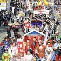 博多どんたく開幕、初日１１０万人