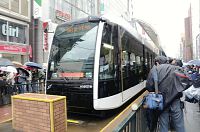 札幌市電の新型車両、市民らに披露 ５日から運転