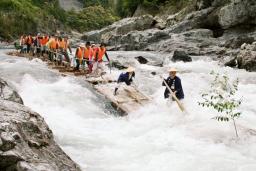 筏下り:急流、水しぶきに歓声！ 北山川でスタート ／和歌山