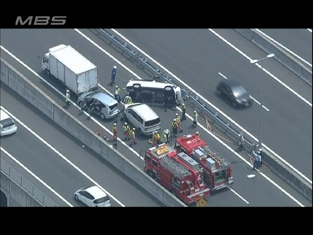 南阪奈道路 ４台玉突き １０人けが