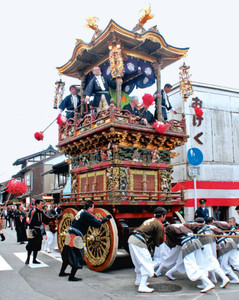 華麗な山車 八尾練る 行楽日和、伝統の曳山祭