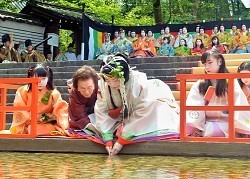 京都・葵祭 ヒロイン斎王代が「禊の儀」 下鴨神社