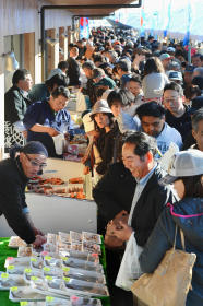 閖上朝市いざ船出 ２年２カ月ぶりに現地で再開